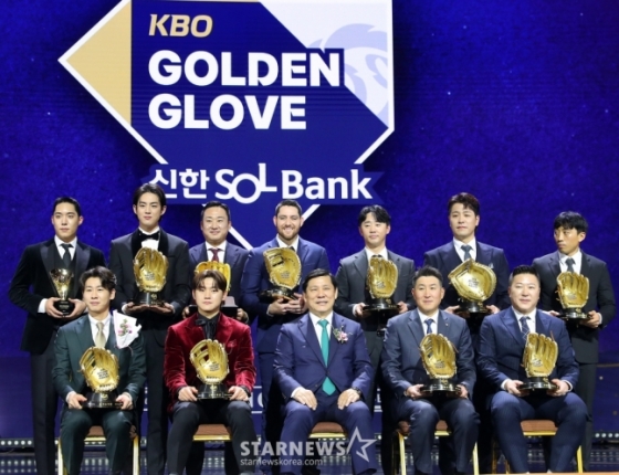 13일 오후 서울 강남구 삼성동 코엑스 오디토리움에서 진행된 &#039;2024 신한은행 SOL 뱅크 KOB 골든글러브 시상식&#039;에서 수상자들이 기념촬영을 하고 있다. /사진=김창현 기자