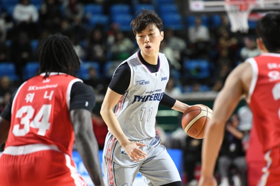 이우석이 14일 잠실학생체육관에서는 열린 울산 현대모비스 대 서울 SK의 &#039;2024~2025 KCC 프로농구&#039; 2라운드에서 드리블을 하고 있다. /사진=WKBL 제공