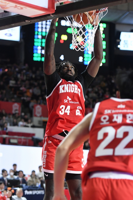 골밑슛을 시도하는 자밀 워니. /사진=WKBL 제공
