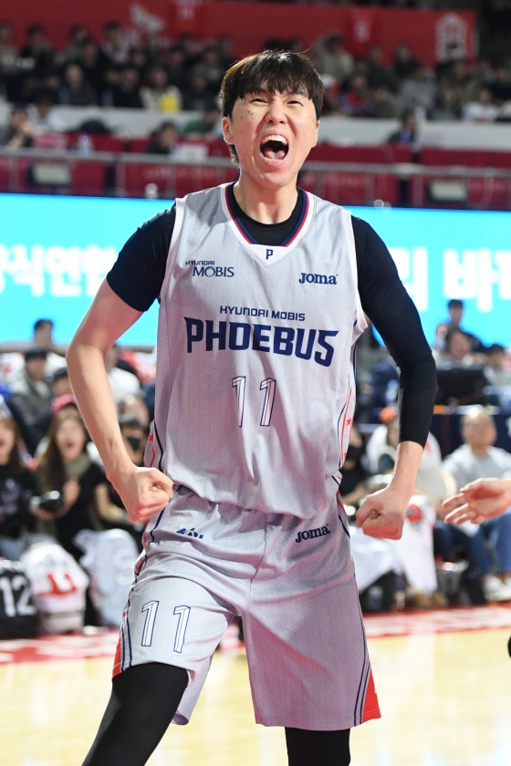 포효하는 이우석. /사진=WKBL 제공