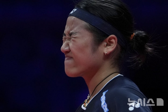 안세영(1위)이 14일(현지시각) 중국 항저우에서 열린 세계배드민턴연맹(BWF) HSBC 월드투어 파이널스 여자 단식 준결승에서 왕즈이(2위·중국)와 경기 중 얼굴을 찡그리고 있다.  /사진=뉴시스