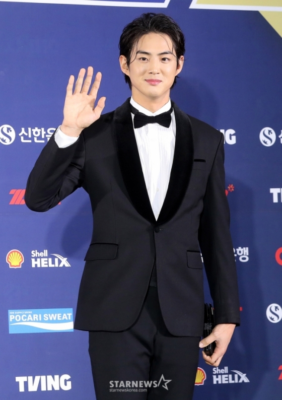 삼성 구자욱이 13일 2024 KBO 골든글러브 시상식에서 레드카펫에 서 포즈를 취하고 있다. /사진=김창현 기자
