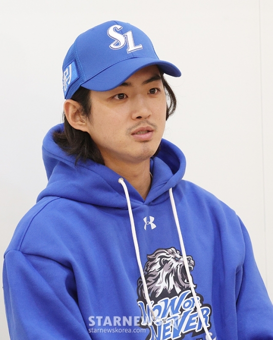 구자욱이 플레이오프에서 부상 이후 취재진과 인터뷰를 하고 있다. /사진=김진경 대기자