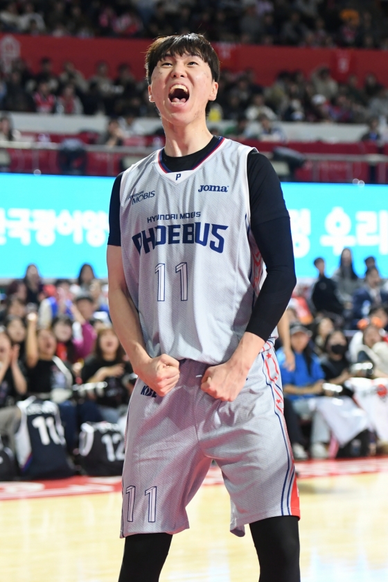 포효하는 이우석. /사진=WKBL 제공