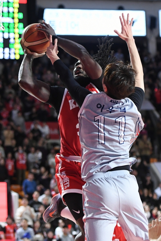 경기 종료 직전 골밑슛을 시도하는 자밀 워니(왼쪽)와 수비하는 이우석의 모습. /사진=WKBL 제공
