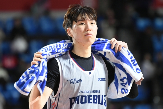 이우석이 지난 14일 잠실학생체육관에서는 열린 울산 현대모비스 대 서울 SK의 &#039;2024~2025 KCC 프로농구&#039; 2라운드 후 승리 기쁨을 만끽하고 있다. /사진=WKBL 제공