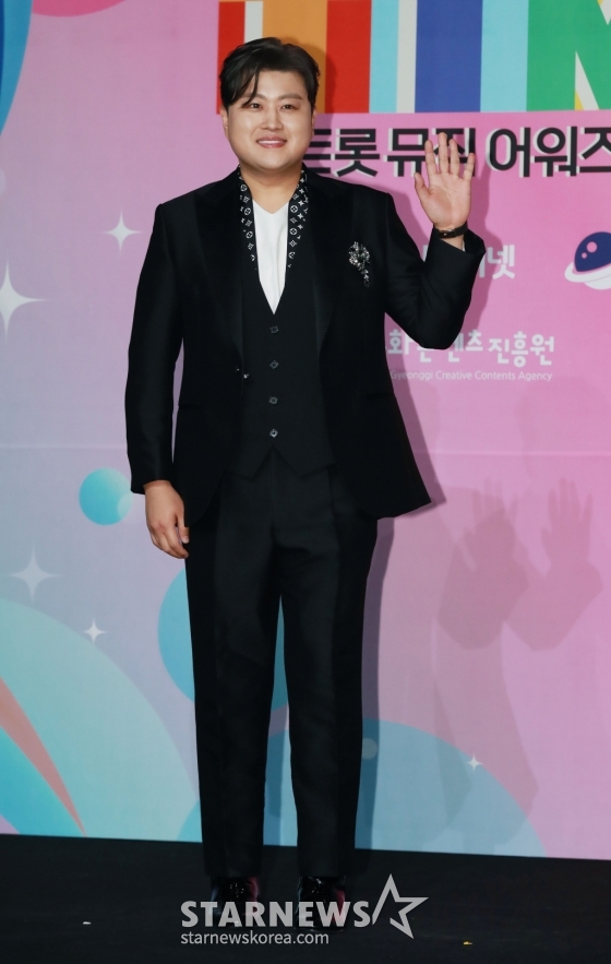 가수 김호중이 12일 오후 서울 마포구 상암동 SBS 프리즘 타워에서 진행된 트롯뮤직어워즈 2024 레드카펫 행사에 참석해 포즈를 취하고 있다. /2024.04.12 /사진=이동훈