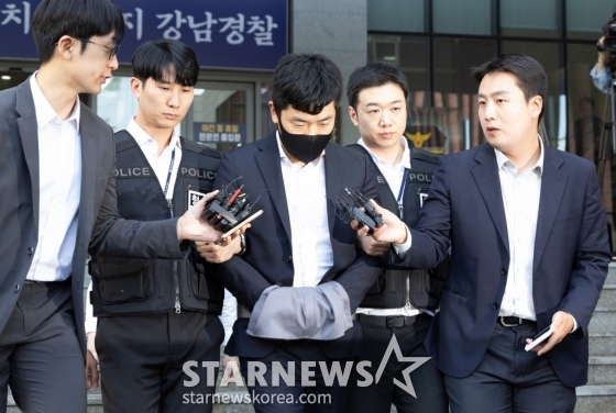[서울=뉴시스] 황준선 기자 = 음주 뺑소니 혐의를 받고 있는 트로트 가수 김호중의 범인도피교사 혐의를 받는 소속사 생각엔터테인먼트 이광득 대표가 31일 오전 서울 강남경찰서에서 검찰로 송치되고 있다. 2024.05.31. hwang@newsis.com /사진=황준선