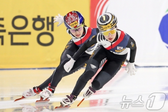 최민정(왼쪽)과 김길리가 15일 서울 양천구 목동종합운동장아이스링크에서 열린 &#039;KB금융-ISU 쇼트트랙 월드투어 서울 대회&#039; 혼성 계주 결승전에서  레이스를 펼치고 있다. /사진=뉴스1