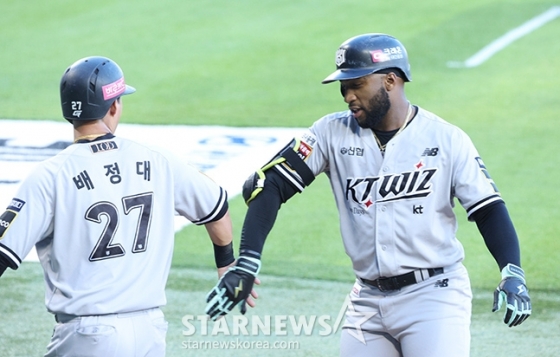 KT 위즈 로하스(오른쪽). /사진=김진경 대기자