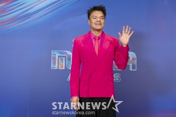 가수 박진영이 22일 정오(한국시간) 미국 LA 돌비씨어터에서 진행된 &#039;2024 마마어워즈&#039;(2024 MAMA AWARDS) 레드카펫 행사에서 포즈를 취하고 있다. /사진제공=CJENM 2024.11.22 /사진=이동훈 photoguy@