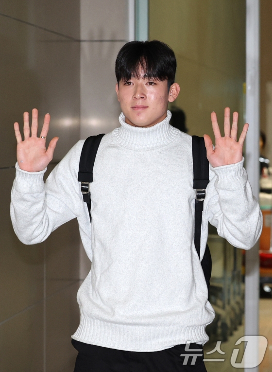 양민혁이 출국 전 손을 흔들며 인사하고 있다. /사진=뉴스1 제공