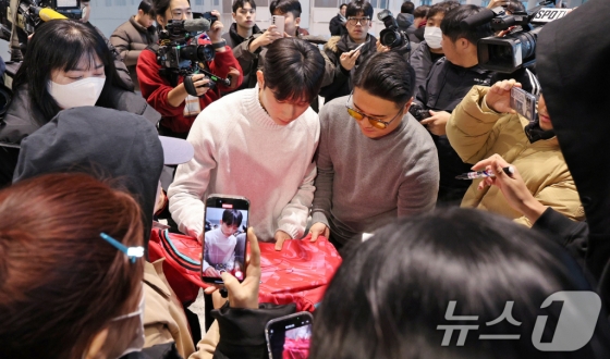 양민혁이 인천국제공항에서 팬서비스를 하고 있다. /사진=뉴스1 제공