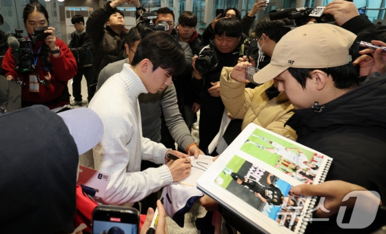 영국 런던 출국 전 인천국제공항으로 마중 나온 팬의 토트넘 홋스퍼 유니폼에 사인하는 양민혁. /사진=뉴스1 제공