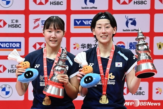 백하나(왼쪽), 이소희가 15일 BWF 월드투어 파이널스 2024에서 우승을 차지한 뒤 트로피를 들고 포즈를 취하고 있다. /AFPBBNews=뉴스1