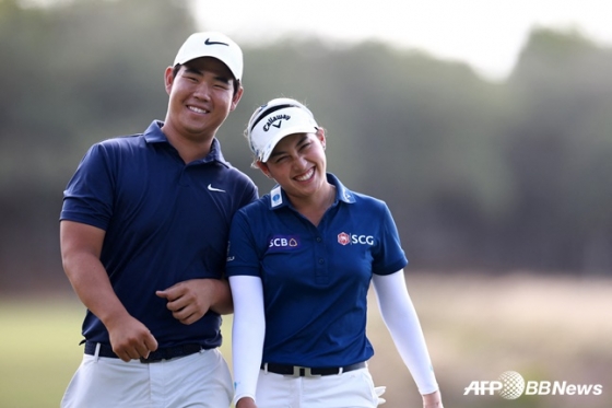김주형(왼쪽)과 티띠꾼이 16일 그랜트 손튼 인비테이셔널에서 준우승을 차지하고 미소를 짓고 있다. /AFPBBNews=뉴스1