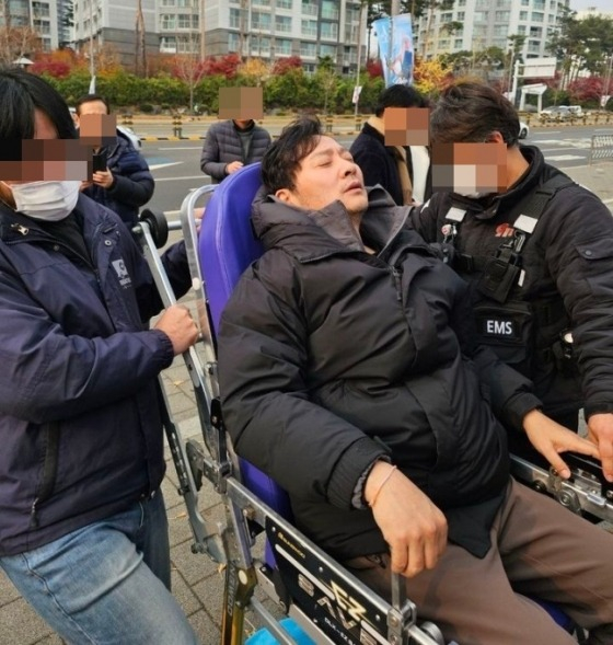 지난 2일 단식 투쟁 도중 병원으로 이송되는 박창범 후보. /사진=뉴시스(박창범 후보측 제공)