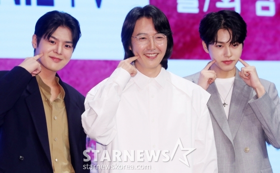 배우 려운, 윤상현, 이진우가 16일 오후 서울 구로구 더세인트웨딩에서 진행된 지니TV 오리지널 드라마 &#039;나미브&#039; 제작발표회에 참석해 포즈를 취하고 있다.  &#039;나미브&#039;는 해고된 스타 제작자 강수현(고현정 분)과 방출된 장기 연습생 유진우(려운 분)가 만나 각자의 목표를 위해 나아가는 이야기. 오는 23일 오후 10시 ENA에서 첫 방송되며, 스트리밍은 본방 직후 KT 지니 TV, 지니 TV 모바일에서 무료로 제공된다. 2024.12.16 /사진=김창현 chmt@