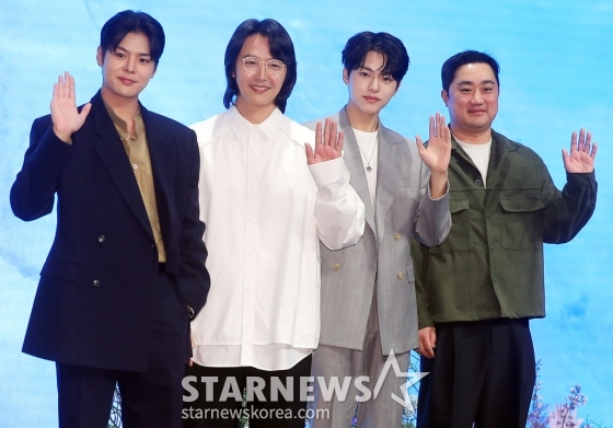 배우 려운, 윤상현, 이진우, 강민구 PD가 16일 오후 서울 구로구 더세인트웨딩에서 진행된 지니TV 오리지널 드라마 &#039;나미브&#039; 제작발표회에 참석해 포즈를 취하고 있다.  &#039;나미브&#039;는 해고된 스타 제작자 강수현(고현정 분)과 방출된 장기 연습생 유진우(려운 분)가 만나 각자의 목표를 위해 나아가는 이야기. 오는 23일 오후 10시 ENA에서 첫 방송되며, 스트리밍은 본방 직후 KT 지니 TV, 지니 TV 모바일에서 무료로 제공된다. 2024.12.16 /사진=김창현 chmt@