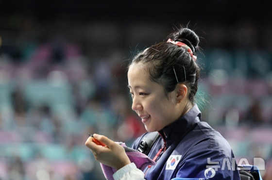 대한민국 탁구 대표팀 신유빈이 프랑스 파리 사우스 파리 아레나4에서 열린 2024 파리 올림픽 탁구 여자 단식 동메달 결정전 일본 하야타 히나와의 경기에서 패한 뒤 아쉬워고 있다. 눈물이 살짝 맺힌 신유빈의 모습.  /사진=뉴시스