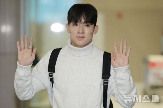출국 전 팬들에게 인사하는 양민혁. /사진=뉴시스 제공