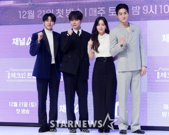배우 박재찬, 배인혁, 김지은, 정건주가 17일 오전 서울 강남구 논현동 엘리에나 호텔에서 진행된 채널A 토일드라마 &#039;체크인 한양&#039; 제작발표회에 참석해 포즈를 취하고 있다.  &#039;체크인 한양&#039;은 궁궐보다 더 화려한 초호화 여각 용천루에 현대의 &#039;인턴&#039; 격인 교육 사환으로 입사한 조선 꽃청춘들의 파란만장 성장 로맨스를 그린 작품이다. 오는 21일 첫 방송. 2024.12.17 /사진=김창현 chmt@