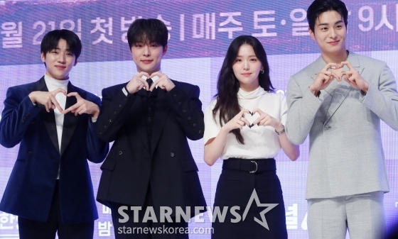 배우 박재찬, 배인혁, 김지은, 정건주가 17일 오전 서울 강남구 논현동 엘리에나 호텔에서 진행된 채널A 토일드라마 &#039;체크인 한양&#039; 제작발표회에 참석해 포즈를 취하고 있다.  &#039;체크인 한양&#039;은 궁궐보다 더 화려한 초호화 여각 용천루에 현대의 &#039;인턴&#039; 격인 교육 사환으로 입사한 조선 꽃청춘들의 파란만장 성장 로맨스를 그린 작품이다. 오는 21일 첫 방송. 2024.12.17 /사진=김창현 chmt@
