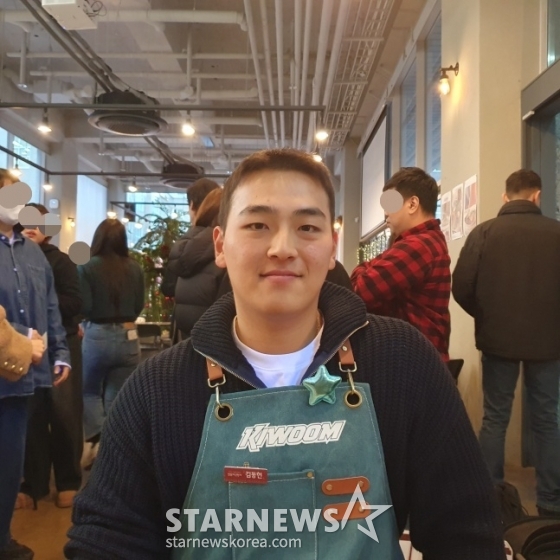 키움 김동헌이 15일 서울 마곡동에 위치한 한 카페에서 열린 &#039;2024 키움 히어로즈 연말자선행사&#039;에서 인터뷰에 응하고 있다. /사진=김동윤 기자