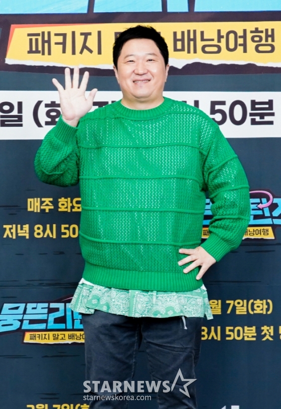 코미디언 정형돈이 7일 오후 온라인 생중계로 진행된 JTBC 예능 &#039;뭉뜬 리턴즈&#039; 제작발표회에 참석해 포즈를 취하고 있다.  7년 만에 다시 돌아온 &#039;뭉뜬 4인방&#039;이 패키지가 아닌 배낭여행을 떠나는 프로그램 &#039;뭉뜬 리턴즈&#039;는 7일 첫 방송된다. /사진제공=JTBC 2023.03.07