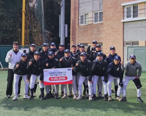 SSG 서진용(맨 왼쪽)이 경남고 후배들과 기념사진을 찍고 있다. /사진=SSG 랜더스 제공