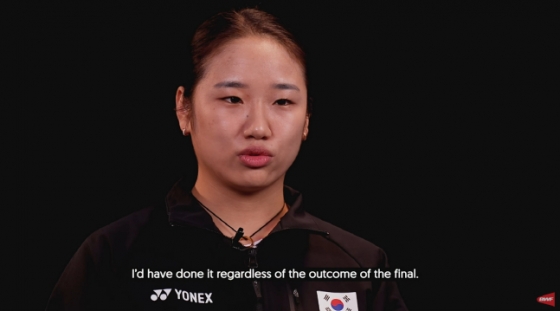 안세영이 BWF와 인터뷰에서 답을 하고 있다. /사진=BWF 유튜브 채널 영상 갈무리