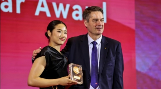 안세영(왼쪽)이 지난 9일 BWF 올해의 여자 선수상을 수상하고 있다. /사진=BWF 공식 홈페이지
