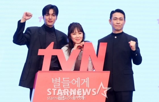 [서울=뉴시스] 김혜진 기자 = 배우 이민호(왼쪽부터), 공효진, 오정세가 18일 오후 서울 구로구 신도림 더 세인트에서 열린 tvN 새 토일드라마 &#039;별들에게 물어봐&#039; 제작발표회에서 포즈를 취하고 있다.  &#039;별들에게 물어봐&#039;는 무중력 우주 정거장에서 일하는 보스 이브(공효진)와 비밀스러운 미션을 가진 불청객 공룡(이민호)의 지구 밖 생활기를 그리는 작품으로 내년 1월 4일 첫 방송된다. 2024.12.17. jini@newsis.com /사진=김혜진