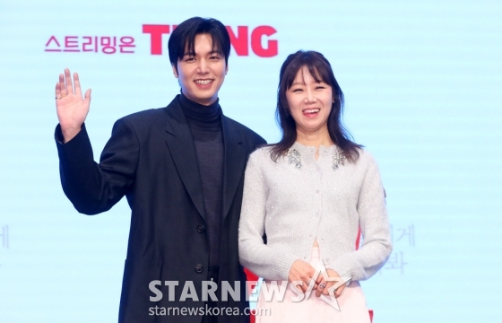 [서울=뉴시스] 김혜진 기자 = 배우 이민호(왼쪽), 공효진이 18일 오후 서울 구로구 신도림 더 세인트에서 열린 tvN 새 토일드라마 &#039;별들에게 물어봐&#039; 제작발표회에서 포즈를 취하고 있다.  &#039;별들에게 물어봐&#039;는 무중력 우주 정거장에서 일하는 보스 이브(공효진)와 비밀스러운 미션을 가진 불청객 공룡(이민호)의 지구 밖 생활기를 그리는 작품으로 내년 1월 4일 첫 방송된다. 2024.12.17. jini@newsis.com /사진=김혜진