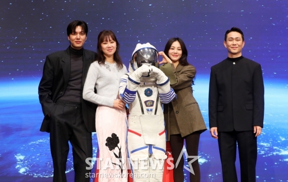 [서울=뉴시스] 김혜진 기자 = 배우 이민호(왼쪽부터), 공효진, 우주복을 입은 모델, 한지은, 오정세가 18일 오후 서울 구로구 신도림 더 세인트에서 열린 tvN 새 토일드라마 &#039;별들에게 물어봐&#039; 제작발표회에서 포즈를 취하고 있다.  &#039;별들에게 물어봐&#039;는 무중력 우주 정거장에서 일하는 보스 이브(공효진)와 비밀스러운 미션을 가진 불청객 공룡(이민호)의 지구 밖 생활기를 그리는 작품으로 내년 1월 4일 첫 방송된다. 2024.12.17. jini@newsis.com /사진=김혜진