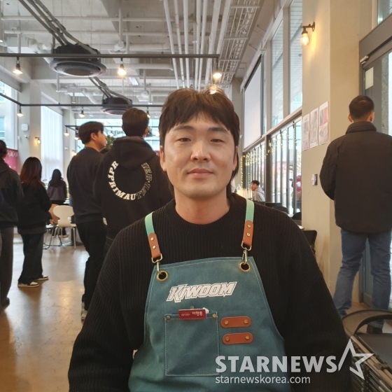 키움 이형종이 지난 15일 서울 마곡동에 위치한 한 카페에서 열린 &#039;2024 키움 히어로즈 연말자선행사&#039;에서 인터뷰에 응하고 있다. /사진=김동윤 기자