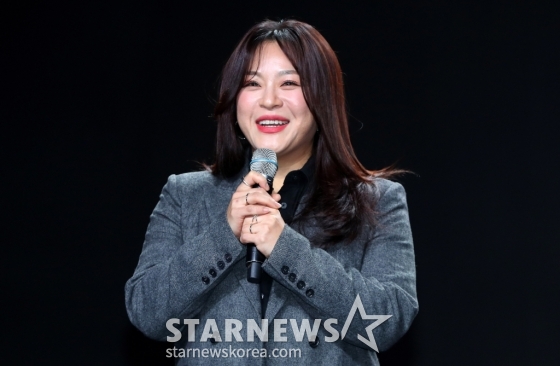 [서울=뉴시스] 김혜진 기자 = 가수 이영현이 19일 오후 서울 강남구 일지아트홀에서 열린 세 번째 정규앨범 &#039;프라이빗&#039;(PRIVATE) 발매 기념 기자간담회에서 인사하고 있다. 2024.12.19. jini@newsis.com /사진=김혜진