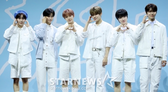 그룹 NCT WISH(엔시티 위시)가 4일 오후 서울 용산구 블루스퀘어에서 진행된 데뷔 싱글 &#039;WISH&#039; 발매 기념 쇼케이스에 참석해 포즈를 취하고 있다.  타이틀 곡 &#039;WISH&#039;는 올드스쿨 힙합을 기반으로 한 미디엄 템포의 댄스 곡으로, 다이내믹하고 파워풀한 구성의 안무와 소원을 비는 포인트 제스처 등이 어우러진 퍼포먼스는 곡의 분위기와 어울리는 힘차고 패기 넘치는 매력을 느낄 수 있어 많은 사랑을 받고 있다. 2024.03.04 /사진=김창현