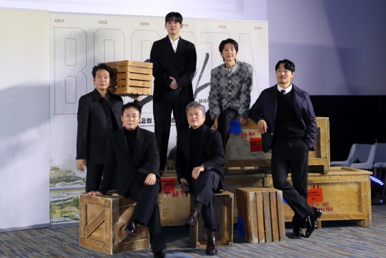 [서울=뉴시스] 김혜진 기자 = 배우 박지환(왼쪽부터), 김종수, 조현철, 권해효, 송중기, 이희준이 6일 오전 서울 강남구 메가박스 코엑스에서 열린 영화 &#039;보고타: 마지막 기회의 땅&#039; 제작보고회에서 포즈를 취하고 있다.  영화는 IMF 직후 새로운 희망을 품고 콜롬비아 보고타로 향한 국희(송중기)가 보고타 한인 사회의 실세 수영(이희준), 박병장(권해효)과 얽히게 되면서 벌어지는 이야기를 그렸다. 오는 31일 개봉. 2024.12.06. jini@newsis.com /사진=김혜진