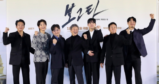 [서울=뉴시스] 김혜진 기자 = 배우 박지환(왼쪽부터), 송중기, 김성제 감독, 권해효, 조현철, 김종수, 이희준이 6일 오전 서울 강남구 메가박스 코엑스에서 열린 영화 &#039;보고타: 마지막 기회의 땅&#039; 제작보고회에서 포즈를 취하고 있다.  영화는 IMF 직후 새로운 희망을 품고 콜롬비아 보고타로 향한 국희(송중기)가 보고타 한인 사회의 실세 수영(이희준), 박병장(권해효)과 얽히게 되면서 벌어지는 이야기를 그렸다. 오는 31일 개봉. 2024.12.06. jini@newsis.com /사진=김혜진