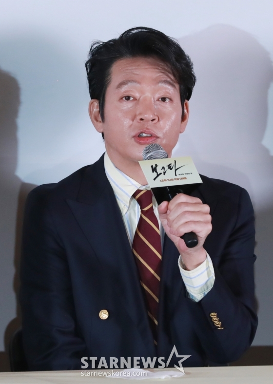 배우 박지환이 19일 오후 서울 메가박스 코엑스에서 진행된 영화 &#039;보고타 : 마지막 기회의 땅&#039;(감독 김성제) 언론배급시사회 및 기자간담회에 참석해 질문에 답하고 있다. /2024.12.19 /사진=이동훈 photoguy@