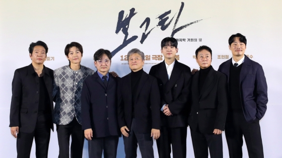 [서울=뉴시스] 김혜진 기자 = 배우 박지환(왼쪽부터), 송중기, 김성제 감독, 권해효, 조현철, 김종수, 이희준이 6일 오전 서울 강남구 메가박스 코엑스에서 열린 영화 &#039;보고타: 마지막 기회의 땅&#039; 제작보고회에서 포즈를 취하고 있다.  영화는 IMF 직후 새로운 희망을 품고 콜롬비아 보고타로 향한 국희(송중기)가 보고타 한인 사회의 실세 수영(이희준), 박병장(권해효)과 얽히게 되면서 벌어지는 이야기를 그렸다. 오는 31일 개봉. 2024.12.06. jini@newsis.com /사진=김혜진