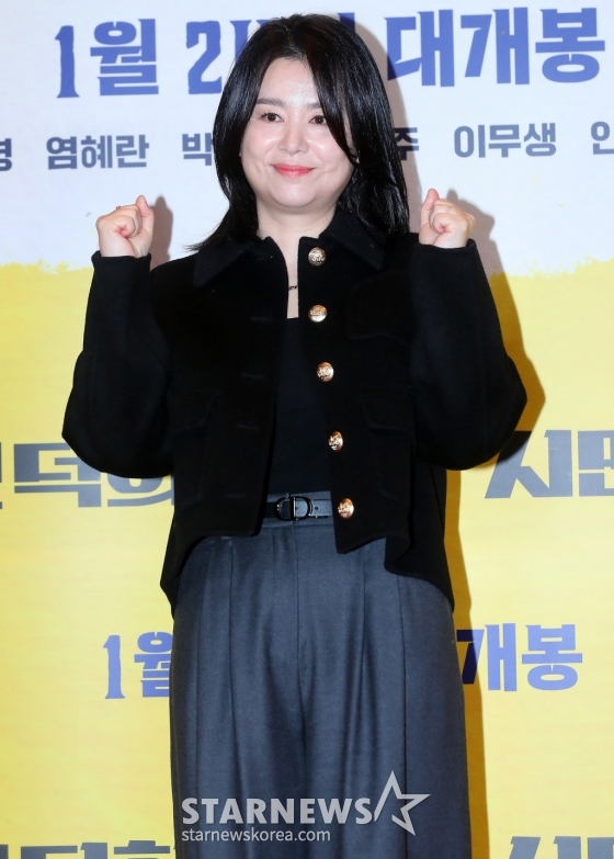 배우 장혜진이 11일 오후 서울 용산구 아이파크몰 CGV에서 진행된 영화 &#039;시민덕희&#039; VIP시사회에 참석해 포즈를 취하고 있다.  &#039;시민덕희&#039;는 보이스피싱을 당한 평범한 시민 덕희(라미란 분)에게 사기 친 조직원 재민(공명 분)의 구조 요청이 오면서 벌어지는 통쾌한 추적극이다. 오는 24일 개봉. 2024.01.11 /사진=김창현