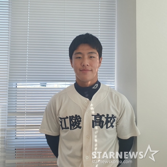 SSG 신인 이율예가 19일 서울시 도곡동 야구회관에서 열린 제8회 이만수 포수상 및 홈런상 시상식에서 포수상을 수상하고 취재진과 인터뷰에 응하고 있다. /사진=김동윤 기자