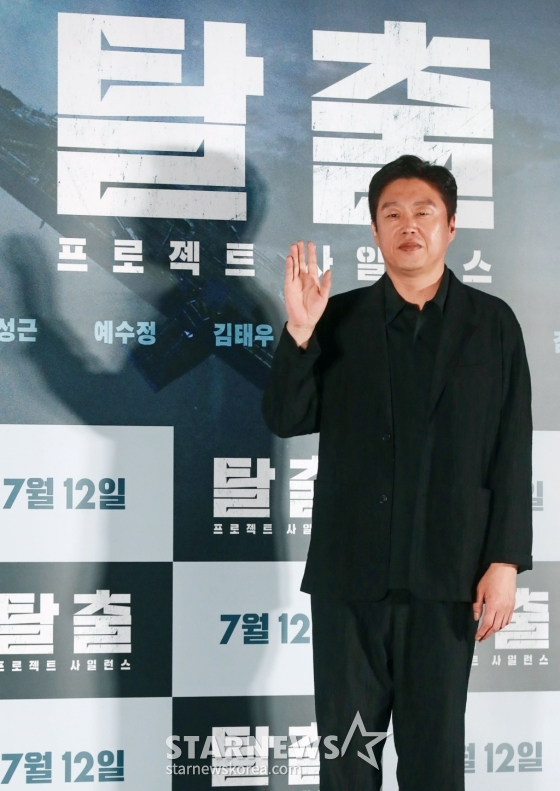 배우 김희원이 8일 오후 서울 CGV아이파크몰에서 진행된 영화 &#039;탈출: 프로젝트 사일런스&#039;(감독 김태곤) 언론시사회 및 기자간담회에 참석해 포즈를 취하고 있다.   故 이선균 배우의 유작 중 한편인 &#039;탈출: 프로젝트 사일런스&#039;는 짙은 안개 속 연쇄 추돌 사고가 일어나고, 붕괴 위기의 공항대교에 풀려난 통제불능의 군사용 실험견들로부터 살아남기 위해 극한의 사투를 벌이는 사람들의 이야기다. /2024.07.08 /사진=이동훈