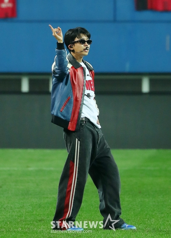 가수 임영웅이 12일 오후 대전 유성구 노은동 대전월드컵경기장에서 열린 &#039;하나은행 자선축구대회 팀 히어로 VS 팀 기성용&#039; 경기에서 하프타임 공연을 하고 있다. 2024.10.12 /사진=김창현