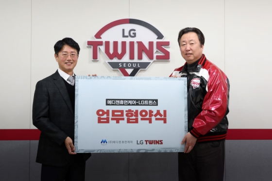 신동직(왼쪽) 메디젠휴먼케어 대표 및 차명석 LG 단장. /사진=LG 트윈스 제공