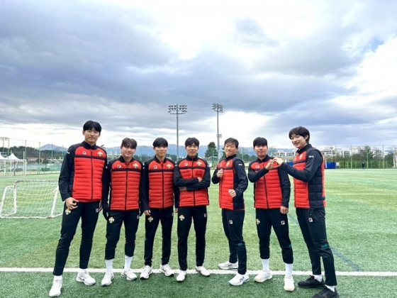 강원FC 신인 8명. /사진=강원FC 제공
