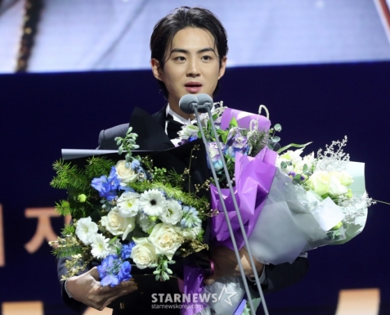 구자욱이 지난 13일 골든글러브 시상식에서 외야수 수상을 하고 소감을 밝히고 있다. /사진=김창현 기자