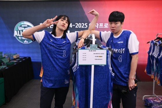 김단비(왼쪽)와 진안. /사진=WKBL 제공